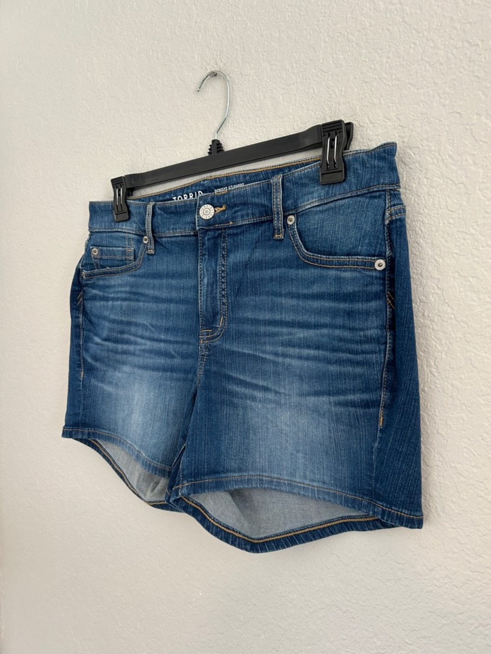 torrid medium wash 5” vintage denim shorts - Picture 2 of 5